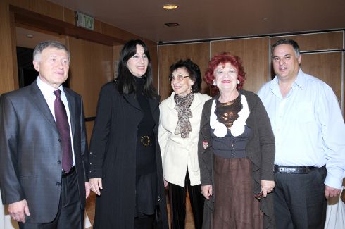 משמאל לימין: רוני-קלינסקי מנכ"ל הקרן לרווחת נפגעי השואה, ניצולת השואה יהודית יגרמן, ניצולת השואה לילי הר-כוכב, סגנית השר ח"כ ד"ר לאה-נס ויו"ר ההסתדרות לרפואת שיניים, ד"ר יצחק-חן(צילום:אלן זר)